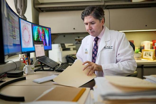 지야드 알 알리 미국 워싱턴대 의대 교수가 GLP-1 수용체 작용제에 대해 연구하고 있다. Matt Miller/WashU Medicine 제공.