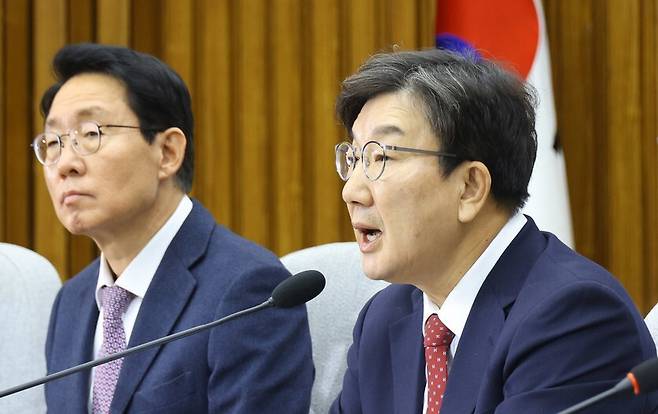 권성동 국민의힘 원내대표가 21일 오전 국회에서 열린 원내대책회의에서 발언하고 있다. 윤운식 선임기자 yws@hani.co.kr