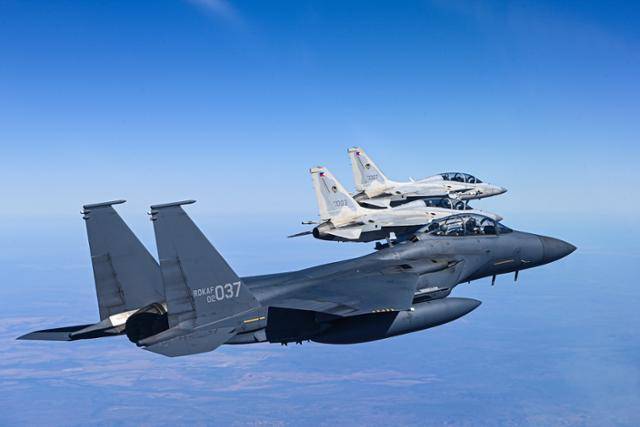 지난해 7월 호주에서 열린 피치블랙 훈련에 참여한 한국 공군 F-15K와 필리핀 공군 FA-50PH가 우정 비행하고 있다. 공군 제공