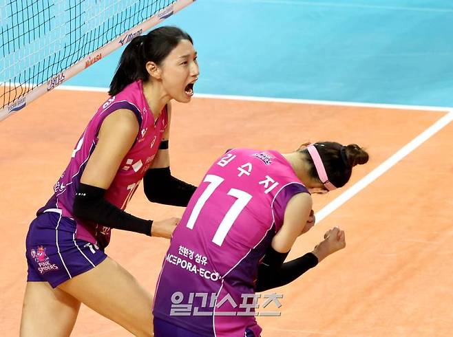 김연경이 21일 오후 인천삼산월드체육관에서 열린 2024-2025 프로배구 V리그 여자부 흥국생명과 IBK기업은행의 경기에서 4세트 매치포인트에서 경기를 끝내는 득점을 올리고 환호하고 있다. 인천=김민규 기자 mgkim1@edaily.co.kr /2025.01.21/