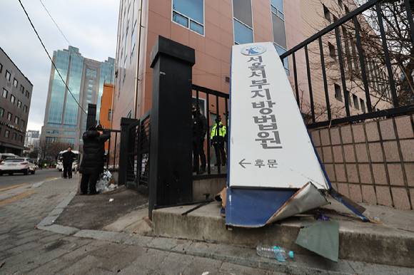 윤석열 대통령이 내란 우두머리 혐의로 구속되자 일부 윤 대통령 지지자들이 서울서부지방법원 내부로 난입해 불법폭력사태를 일으킨 지난 19일 오전 서부지법 후문 현판이 파손돼있다.  [사진=연합뉴스]