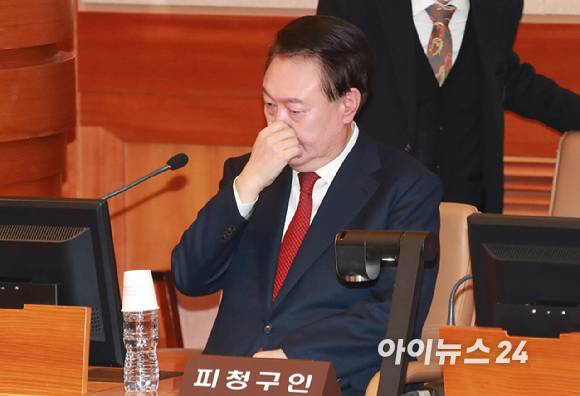 윤석열 대통령이 21일 오후 서울 종로구 재동 헌법재판소에서 열린 탄핵심판 3차 변론기일에 출석하고 있다. [사진=사진공동취재단]