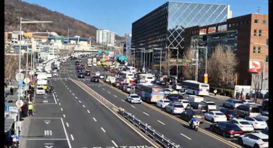 지난 15일 10시 38분쯤 윤석열 대통령을 태운 차량이 관저에서 나와 삼엄한 경호를 받으며 경기도 과천 고위공직자범죄수사처로 이동하고 있다. 강주안 기자