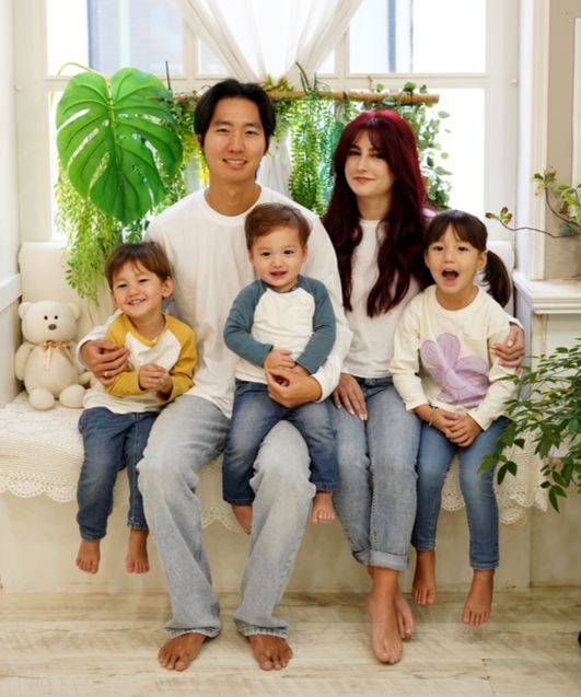 남성 전업주부 강기웅(34)씨와 아내, 세 자녀. 중앙포토