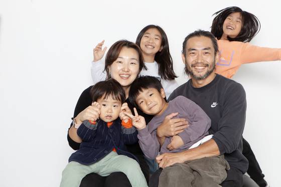 남성 전업주부 문현준(39)씨와 아내, 네 자녀들. 중앙포토
