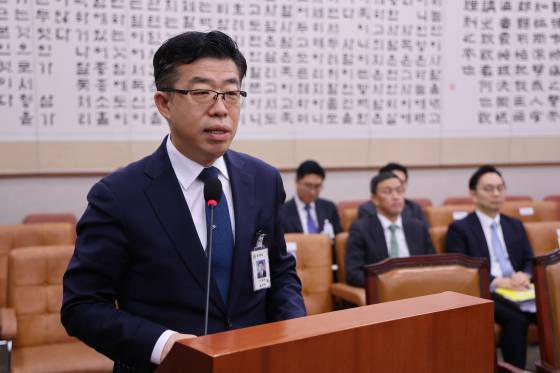 신용해 법무부 교정본부장이 20일 오전 서울 여의도 국회에서 열린 법제사법위원회 전체회의에서 정청래 위원장의 질의에 답하고 있다. 뉴스1