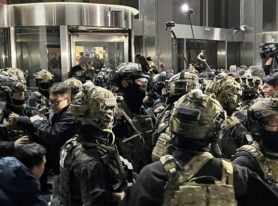 2024년 12월 3일 윤석열 대통령이 비상계엄을 발동하면서 계엄군이 서울 여의도 국회의사당 봉쇄에 나서고 있다. [연합뉴스]