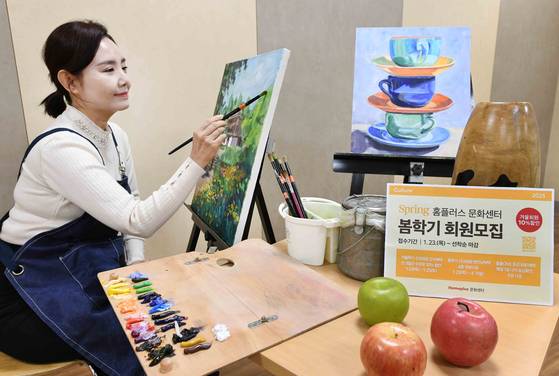 홈플러스 모델이 ‘홈플러스 메가 푸드 마켓 라이브’ 강서점에서 홈플러스 문화센터 강좌를 체험하고 있다. 사진 홈플러스