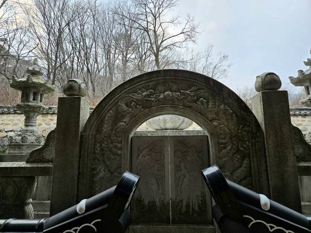 ▲ 1500년 고찰 고성 금강산 건봉사의 부처님 치아사리를 봉안한 적멸보궁에 지난해 12월 30일 개찰 이래 처음으로 ‘우담바라’로 추정되는 꽃이 피어난 것이 알려지자 전국의 불자·관광객들이 문전성시를 이루는 등 화제가 되고 있다. 건봉사 적멸보궁 뒤 부처님 진신 치아사리 3과를 봉안한 사리탑 모습. 전인수