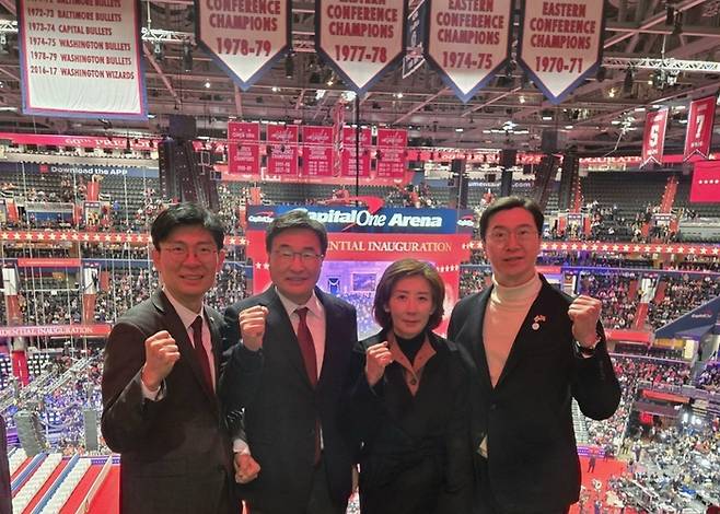 조정훈, 김대식, 나경원, 강민국 국민의힘 의원(왼쪽부터) 이 20일(현지시간) 미국 워싱턴 캐피털원 아레나에서 열린 도널드 트럼프 대통령 취임식에 참석해 기념 촬영하고 있다. 나 의원실 제공