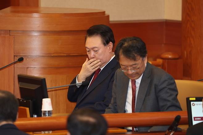 윤석열 대통령이 21일 오후 서울 종로구 헌법재판소에서 열리는 자신의 탄핵심판 3차 변론에 출석하고 있다. 사진공동취재단