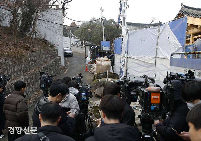 Reporters wait in front of the president\'s safe house in Samcheong-dong, Seoul, on January 20, when the police\'s special investigation team conducted a search and seizure on the president\'s safe house to secure documents about President Yoon Suk-yeol’s martial law declaration and closed-circuit televisions. Reporter Moon Jae-won