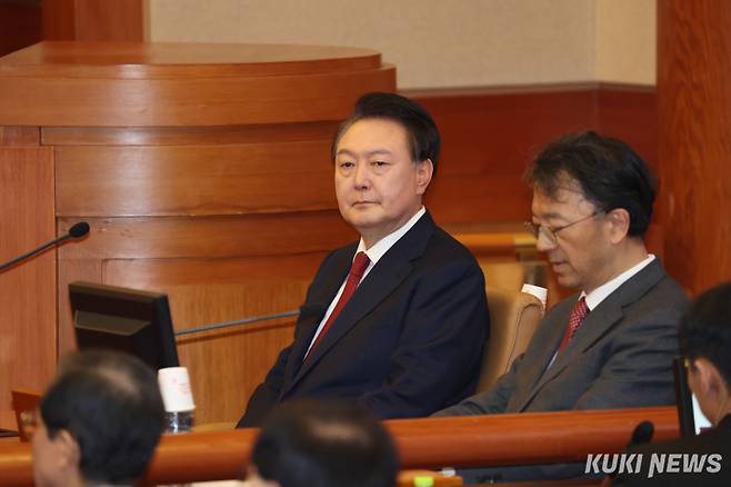 윤석열 대통령, 탄핵심판 3차 변론 출석 윤석열 대통령이 21일 서울 종로구 헌법재판소에서 열린 윤석열 대통령 탄핵심판 3차 변론기일에 참석하고 있다.