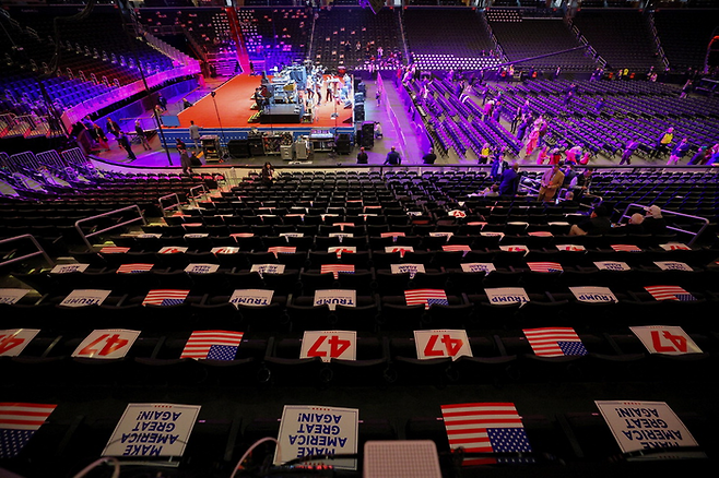 강추위에 워싱턴 의회 의사당 현장 참석이 어려워져 청중 2만명을 수용할 인근 캐피털원 아레나에 ‘MAGA’라 적힌 구호와 성조기, 47이 적힌 푯말이 좌석마다 즐비하게 붙어 있다. [로이터 = 연합뉴스]