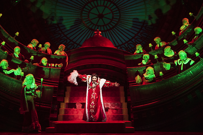 뮤지컬 ‘웃는남자’에서 그윈플렌(이석훈)이 귀족들 앞에서  ‘그 눈을 떠’ 넘버를 부르고 있 <EMK뮤지컬컴퍼니>