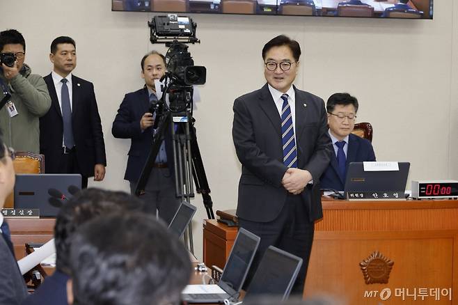 (서울=뉴스1) 안은나 기자 = 우원식 국회의장이 21일 서울 여의도 국회 환경노동위원회에서 열린 쿠팡 택배노동자 심야노동 등 근로조건 개선을 위한 청문회· 대유위니아그룹 임금체불 관련 청문회를 찾아 격려 발언하고 있다. 2025.1.21/뉴스1  Copyright (C) 뉴스1. All rights reserved. 무단 전재 및 재배포,  AI학습 이용 금지. /사진=(서울=뉴스1) 안은나 기자