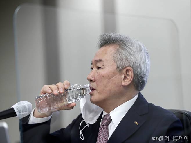 손창완 한국공항공사 사장이 2020년 10월22일 오전 인천 중구 인천국제공항공사에서 열린 국토교통위원회의 인천국제공항공사, 한국공항공사, 항공안전기술원에 대한 국정감사에서 물을 마시고 있다. 2020.10.22. /사진=공항사진기자단