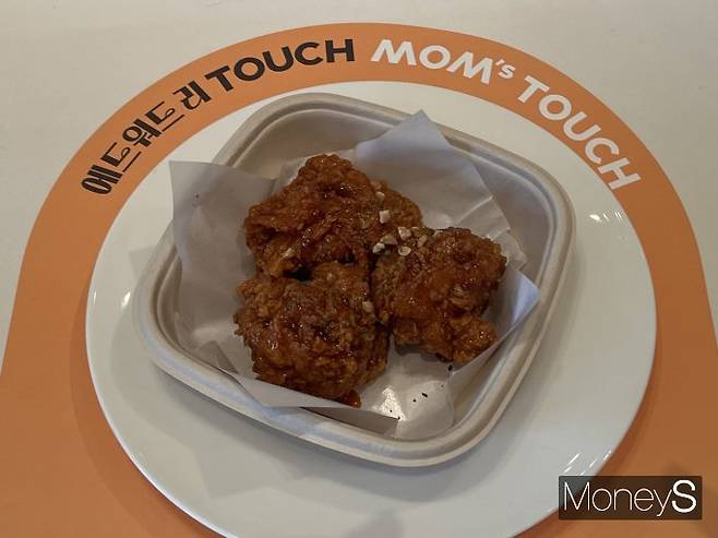 에드워드 리 빅싸이순살 치킨은 셰프의 레시피인 버번 소스를 활용했다. 사진은 21일 오전 서울 중구 신라호텔에서 열린 에드워드 리 컬래버 신제품 출시 기자간담회에 준비된 에드워드 리 빅싸이순살 메뉴의 모습. /사진=김서현 기자