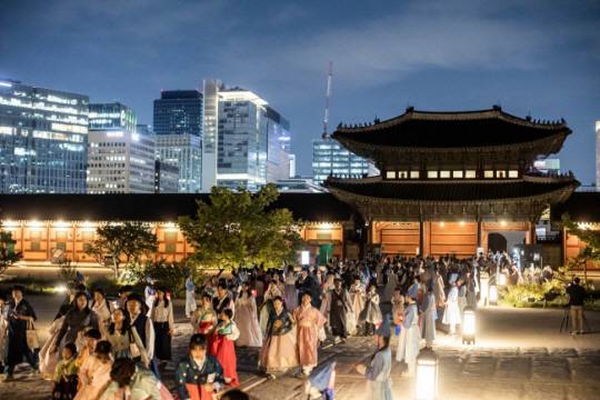 지난해 10월 진행된 가을 궁중문화축전 중 ‘한복 연향’에 참가한 시민들. 국가유산청 제공
