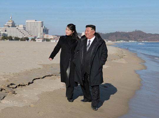김정은 북한 국무위원장은 딸 주애와 함께 29일 갈마해안관광지구(원산시)의 준공한 여러 호텔들과 부대시설들을 돌아보았다고 조선중앙통신이 31일 보도했다. 연합뉴스