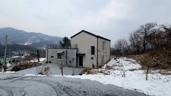 단독주택의 대지면적은 429㎡(약 130평)로, 여유 있는 주차 공간 확보가 가능하다. [윤병찬 PD]