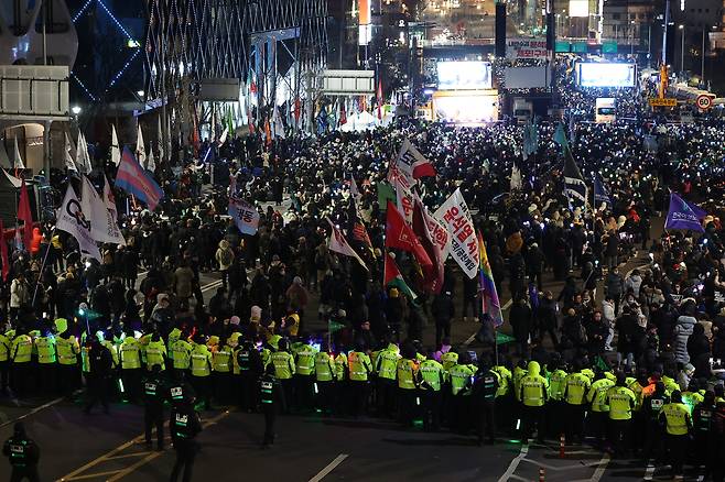 4일 오후 대통령 관저가 있는 서울 용산구 한남동 한남대로에서 민주노총 등이 윤석열 대통령 체포를 촉구하는 집회를 열고 있다. [연합]