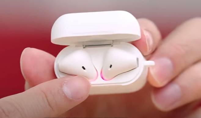 IT 유튜버가 다이소에서 판매하는 무선 이어폰을 소개하고 있다. [유튜브 ITSub잇섭 캡처]