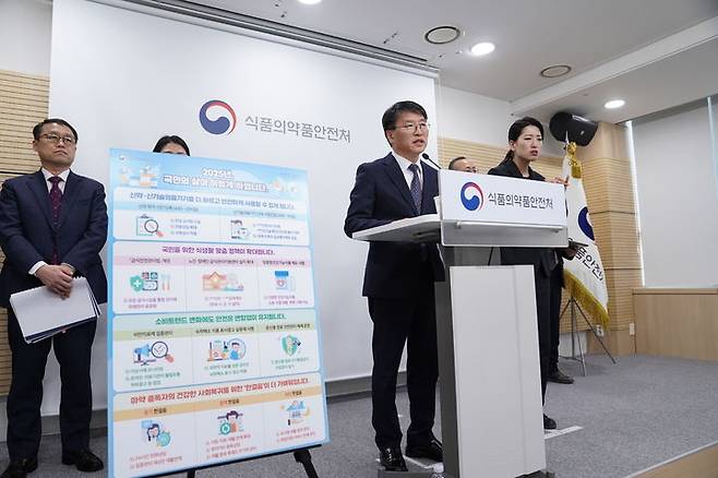[서울=뉴시스] 식품의약품안전처는 21일 내용의 '2025 식약처 주요 정책 추진 계획'을 발표했다. 전날인 20일 우영택 식약처 기획조정관이 사전 브리핑에서 주요 정책 추진 계획을 설명하고 있다. (사진=식약처 제공) 2025.01.20.  *재판매 및 DB 금지