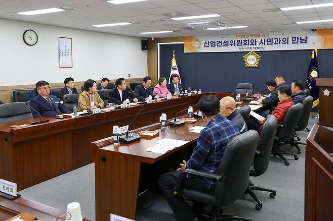 [당진=뉴시스] 당진시의회가 지난 20일 대회의실에서 지역 택시업계 관계자 등과 간담회를 갖고 있다. (사진=당진시의회 제공) 2025.01.21. photo@newsis.com  *재판매 및 DB 금지