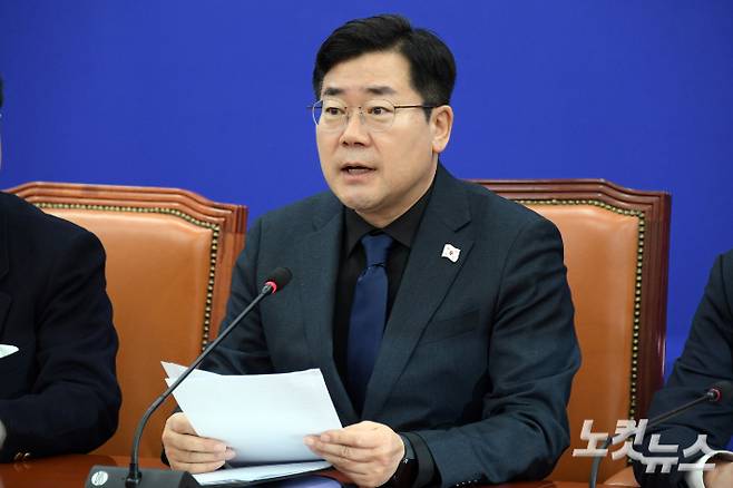 더불어민주당 박찬대 원내대표가 21일 서울 여의도 국회에서 열린 원내대책회의에서 모두발언을 하고 있다. 윤창원 기자