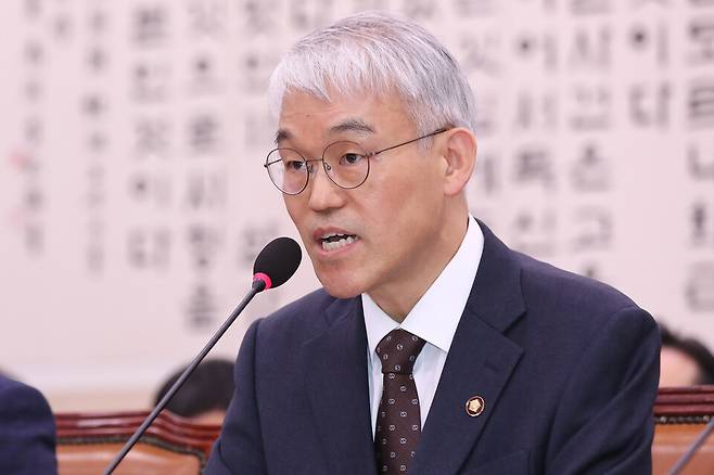 천대엽 법원행정처장이 20일 국회 법제사법위원회에서 열린 서울서부지방법원 난입 사태와 관련한 긴급 현안질의에서 대법관 회의 내용을 보고하고 있다. ⓒ시사저널 박은숙