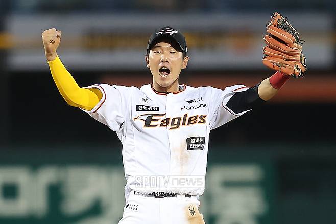 ▲ 지난해 한화 내야에 돌풍을 일으켰던 황영묵은 177%가 오른 8300만 원의 연봉 계약에 사인했다. ⓒ곽혜미 기자