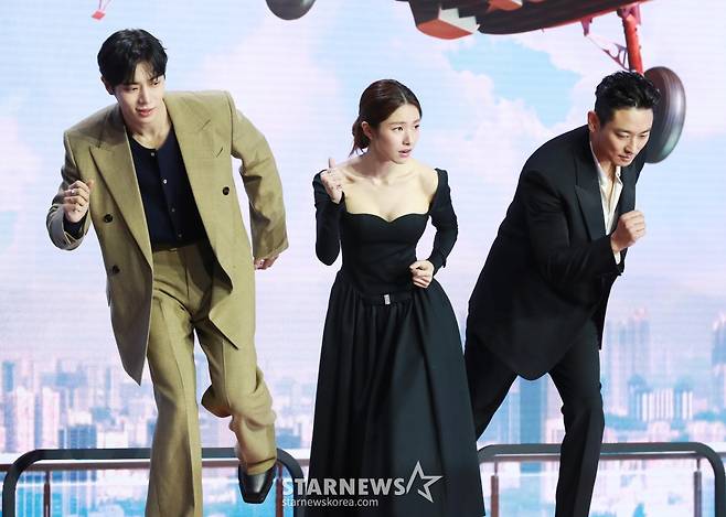 배우 추영우, 하영, 주지훈이 21일 오전 서울 강남구 그랜드 인터컨티넨탈 파르나스 호텔에서 진행된 넷플릭스 오리지널 시리즈 '중증외상센터' 제작발표회에 참석해 포즈를 취하고 있다.  전장을 누비던 천재 외과 전문의 백강혁(주지훈)이 유명무실한 중증외상팀을 심폐 소생하기 위해 부임하면서 벌어지는 통쾌한 이야기 '중증외상센터'는 오는 24일 공개된다. /2025.01.21 /사진=이동훈 photoguy@