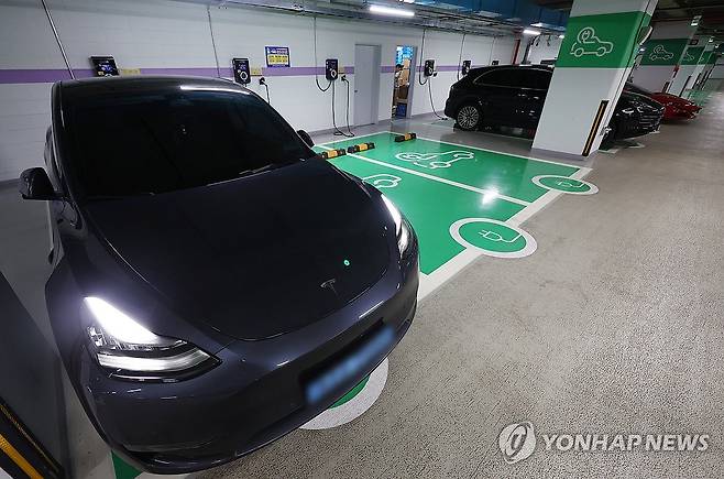 서울의 한 전기차 주차장에 차량들이 주차돼 있다. [연합뉴스 자료사진]