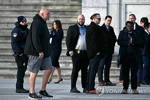 트럼프 취임식에 반바지 차림을 한 미국 상원의원 (워싱턴 AFP=연합뉴스) 20일 열린 도널드 트럼프 대통령 취임식에 후드티에 반바지 차림으로 참석하는 민주당 존 페터먼 상원의원의 모습.