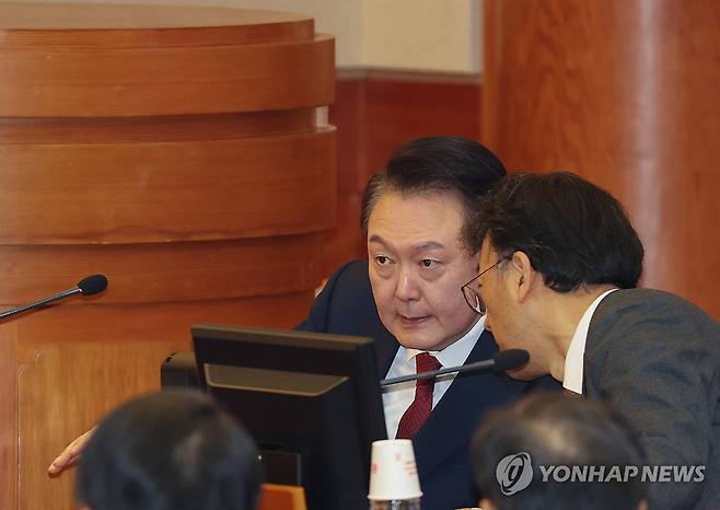 탄핵심판 3차 변론 출석한 윤석열 대통령 (서울=연합뉴스) 임화영 기자 = 윤석열 대통령이 21일 오후 서울 종로구 헌법재판소에서 열린 탄핵심판 3차 변론에 출석하고 있다. 2025.1.21 hwayoung7@yna.co.kr