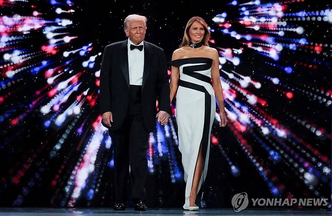 트럼프 대통령 부부 (워싱턴DC 로이터=연합뉴스) 도널드 트럼프 미국 대통령과 그의 부인 멜라니아 트럼프가 트럼프 대통령의 2기 취임일에 열린 무도회에 참석하고 있다. (REUTERS/Carlos Barria REFILE - QUALITY REPEAT) 2025.1.21.