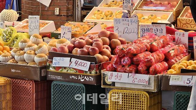 서울 망원시장 과일가게에 진열된 과일들. 제수용 사과가 1개 4000원, 단감이 1줄 6000원에 판매되고 있다.(사진=김세연 기자)