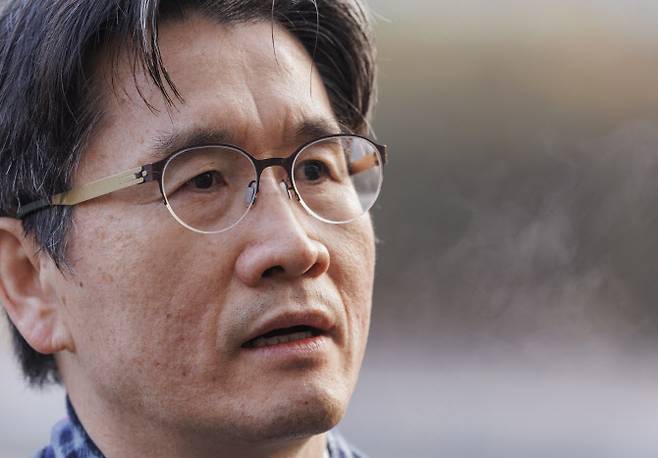 오동운 고위공직자범죄수사처장이 22일 오전 정부과천청사 내 공수처로 출근하다 취재진과 만나 윤석열 대통령 수사와 관련한 공수처의 입장을 밝히고 있다. (사진=연합뉴스)