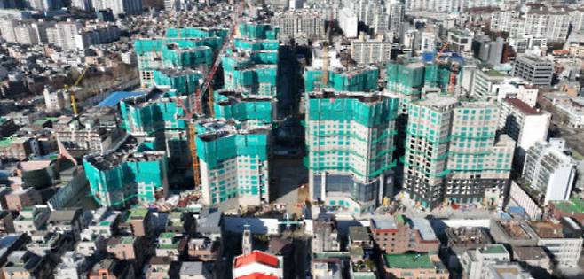 지난해 12월 한창 공사가 진행 중인 서초구 방배6구역 재개발 단지 ‘래미안 원페를라’ 전경.(사진=삼성물산 홈페이지)