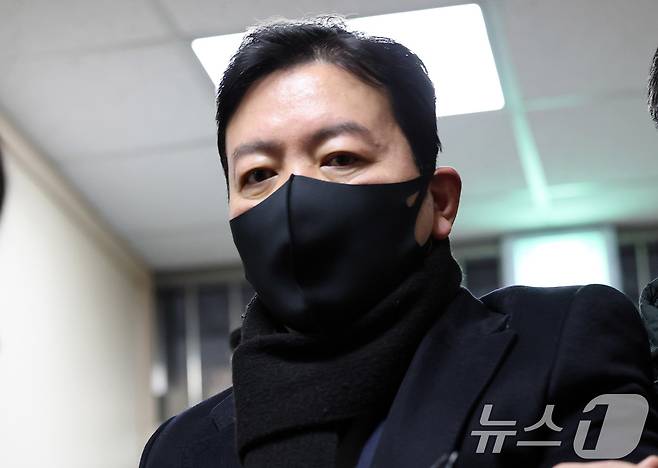 윤석열 대통령 체포영장 집행 방해 관련 특수공무집행방해 혐의로 체포된 김성훈 대통령경호처 차장이 18일 오전 서울 서대문구 국가수사본부로 조사를 받기위해 들어서고 있다. 2025.1.18/뉴스1 ⓒ News1 박세연 기자