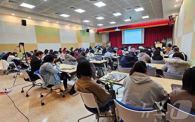 정설령 수의사가 18일 대만 중산의과대학에서 열린 '아시아동물임상의학포럼'에서 강의를 하고 있다. ⓒ 뉴스1