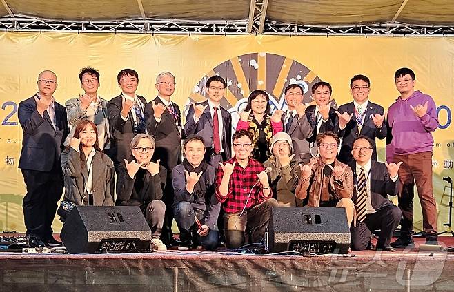 18일 대만 중산의과대학에서 열린 '아시아동물임상의학포럼' 참석자들이 기념사진을 찍고 있다. ⓒ 뉴스1