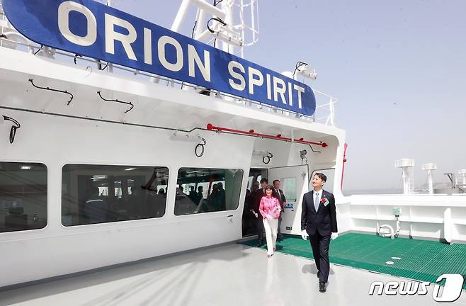 안덕근 산업통상자원부 장관이 18일 오전 경남 거제시 삼성중공업 거제조선소에서 열린 대형 액화천연가스(LNG) 운반선 수출 500호선인 '오리온 스피릿(Orion Spirit)'호에 올라 있다. 오리온 스피릿호는 1994년 대한민국이 처음으로 LNG운반선을 건조한 이래 국내 조선소가 30년 만에 500번째로 수출하는 선박으로 미국 JP모건에 인도된다. (산업통상자원부 제공) 2024.4.18/뉴스1