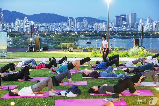 10일 저녁 서울 강남구 삼성해맞이공원에서 시민들이 '강남유닉투어' 일환으로 열린 볓빌요가 프로그램에 참여하고 있다.(강남구 제공) 2024.5.11/뉴스1 ⓒ News1 민경석 기자