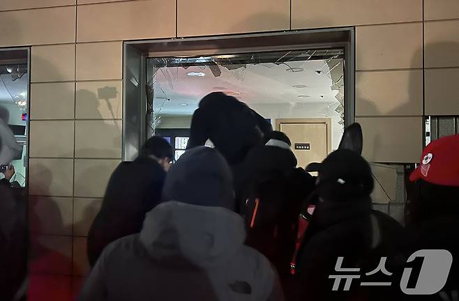 19일 새벽 윤석열 대통령에 대한 구속영장이 발부되자 서울 서부지법에 지지자들이 진입해 난동을 부리고 있다. 2025.1.19/뉴스1 ⓒ News1 김민수 기자