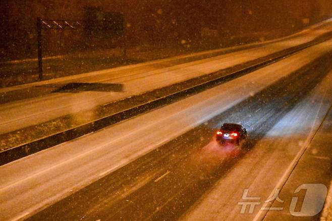 2025년 1월 21일 플로리다주 탤러해시에서 겨울 폭풍이 몰아치는 동안 한 자동차가 도로를 따라 운전하고 있다.ⓒ AFP=뉴스1
