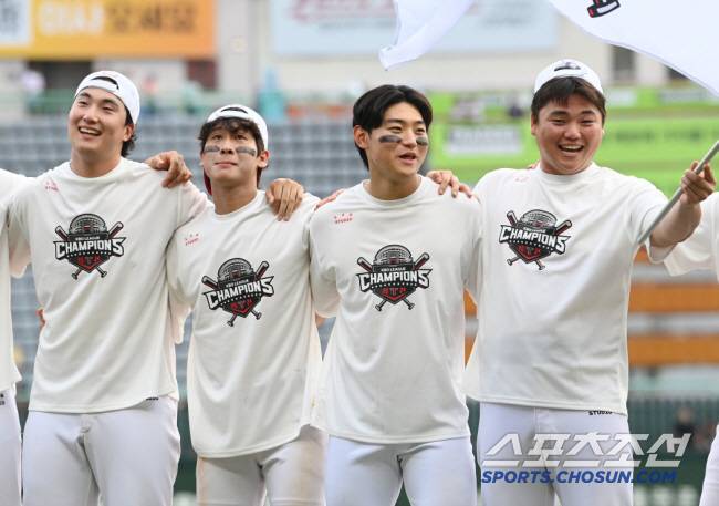 17일 인천 SSG랜더스필드에서 열린 KIA-SSG전. KIA가 0대2로 졌지만 삼성이 두산에 패하며 정규시즌 우승을 확정지었다. 우승 행사에서 정해영, 박찬호, 김도영, 한준수가 환호하고 있다. 인천=정재근 기자 cjg@sportschosun.com/2024.9.17/