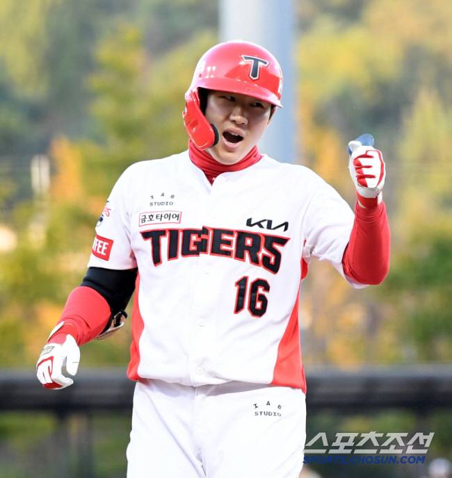 23일 광주 기아챔피언스필드에서 열린 한국시리즈 1차전 KIA 타이거즈와 삼성 라이온즈의 서스펜디드 경기. 8회말 2사 KIA 최원준이 안타를 날린 뒤 환호하고 있다. 광주=박재만 기자 pjm@sportschosun.com/2024.10.23/