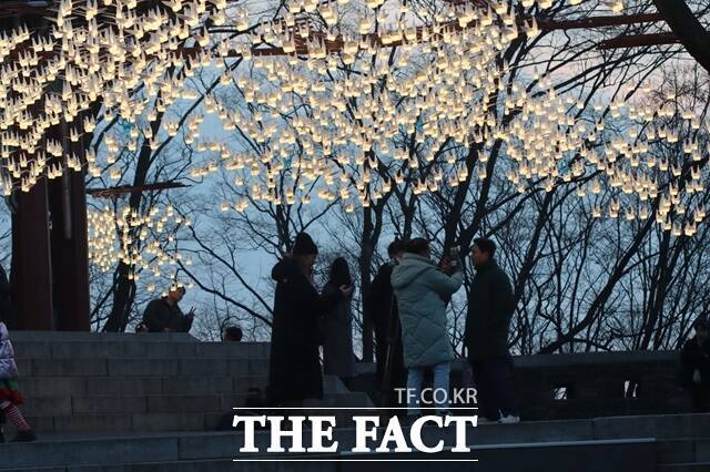 남산 서울타워 앞 팔각정에서 열리는 <빛의 연하장>./서울시